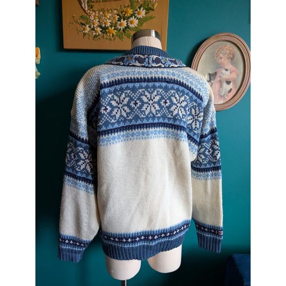 Vintage Norwegian Wool Cardigan | Blue & White Nordic Sweater with Pewter Clasps - Picture 6 of 7